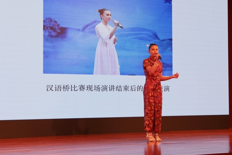4、美國的中文愛好者譚木蘭在現(xiàn)場演唱歌曲《揮著翅膀的女孩》。 伊莎貝爾·羅德里格斯攝