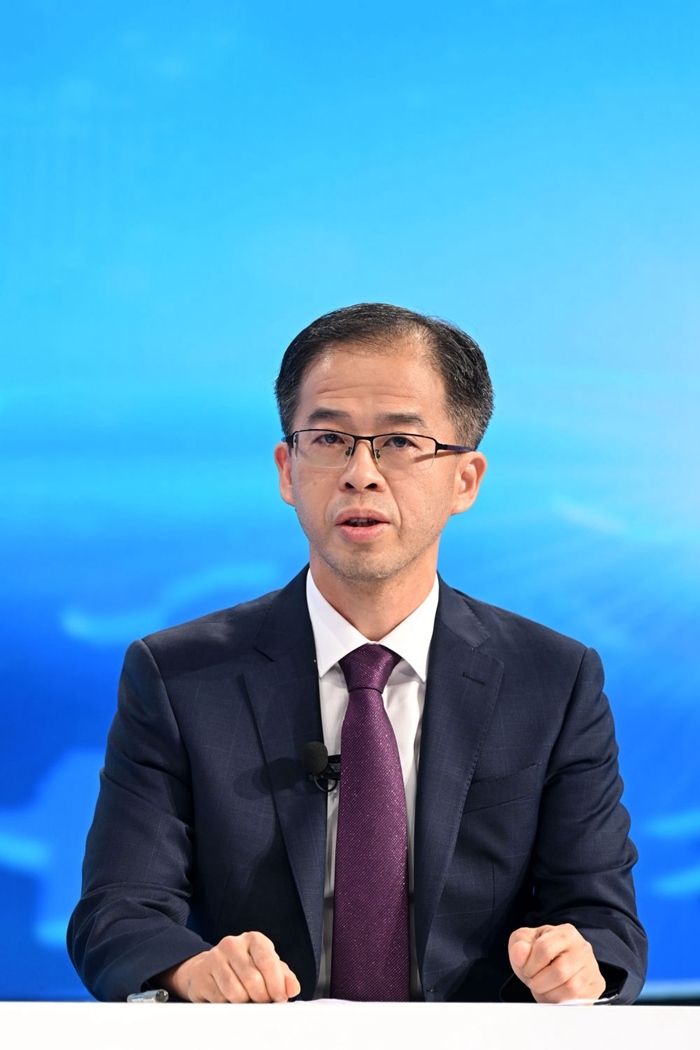 商務(wù)部政研室副主任丁維順在“中國經(jīng)濟(jì)圓桌會(huì)”錄制現(xiàn)場交流發(fā)言。新華社記者 金良快 攝