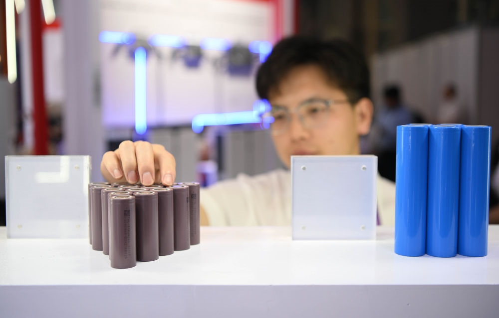 這是一家企業(yè)在第135屆廣交會(huì)上展出的鋰電池產(chǎn)品（2024年4月15日攝）。新華社記者 鄧華 攝