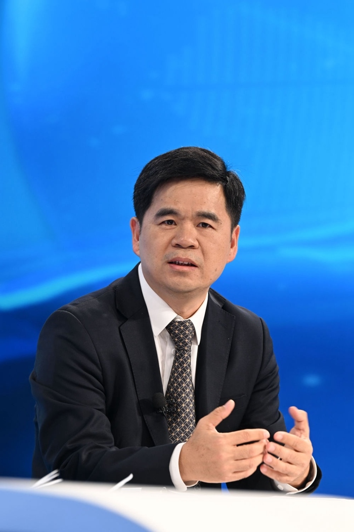工業(yè)和信息化部運(yùn)行監(jiān)測協(xié)調(diào)局副局長何海林在“中國經(jīng)濟(jì)圓桌會(huì)”錄制現(xiàn)場交流發(fā)言。新華社記者 金良快 攝