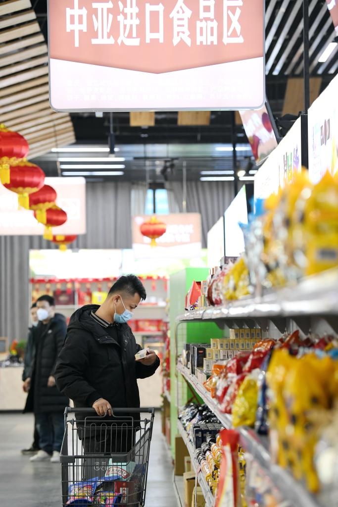 在位于西安浐灞國(guó)際港的愛菊健康生活體驗(yàn)館，消費(fèi)者挑選中亞進(jìn)口食品。新華社記者李一博 攝