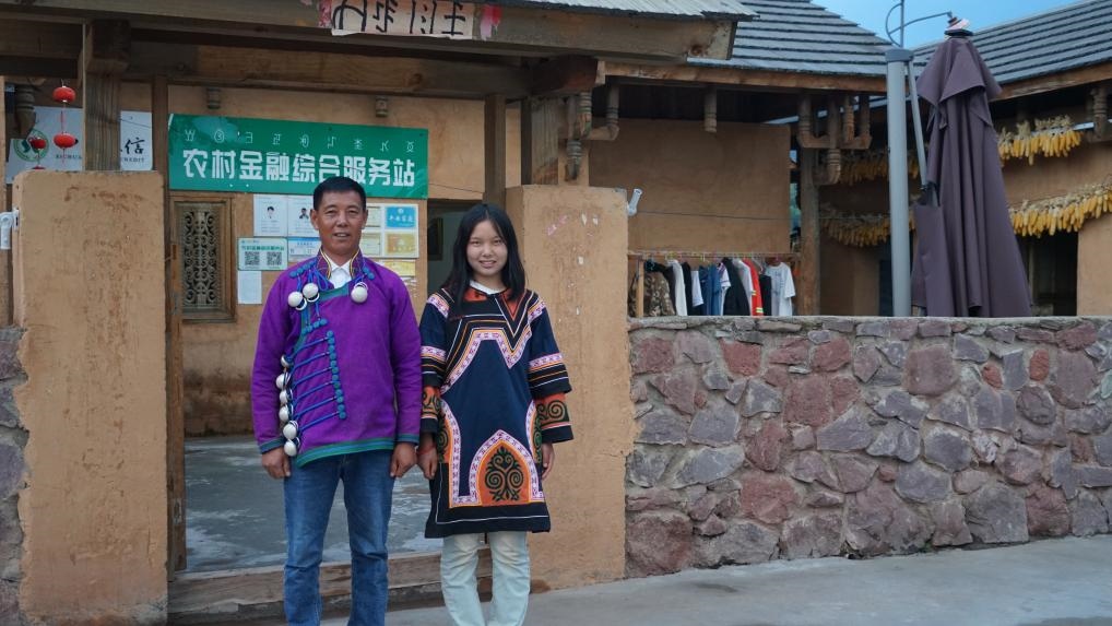 吉好有果和父親吉好也求在三河村新家合影。新華社記者 尹恒 攝
