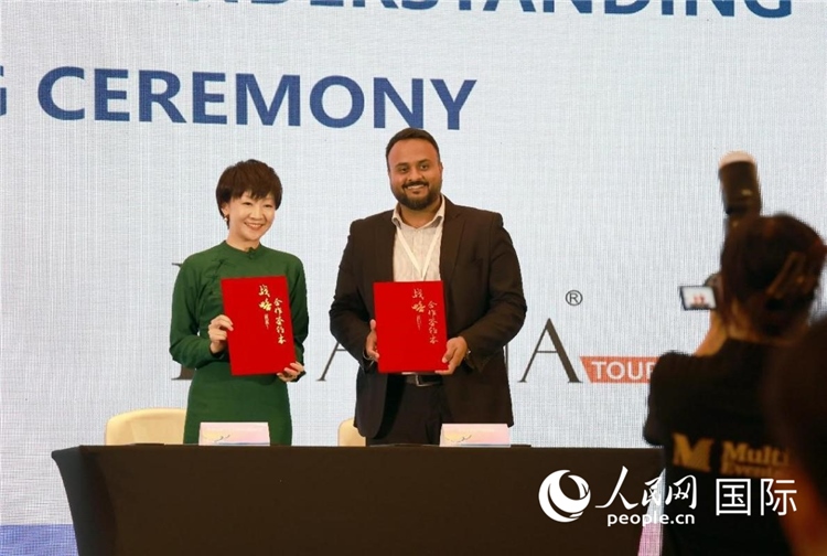 三亞與迪拜當地旅行社簽署合作協議。人民網記者管克江攝