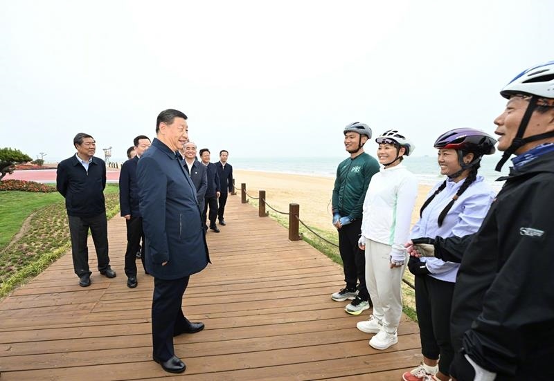 5月22日，在山東日照考察調(diào)研的習(xí)近平總書記來到陽光海岸綠道，和騎行愛好者親切交流。