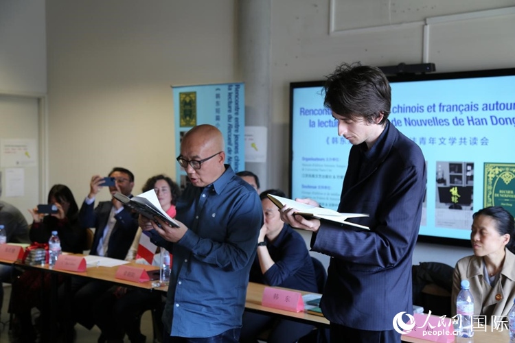 法國(guó)學(xué)子與作家韓東共讀小說(shuō)選段。人民網(wǎng)記者 于超凡攝