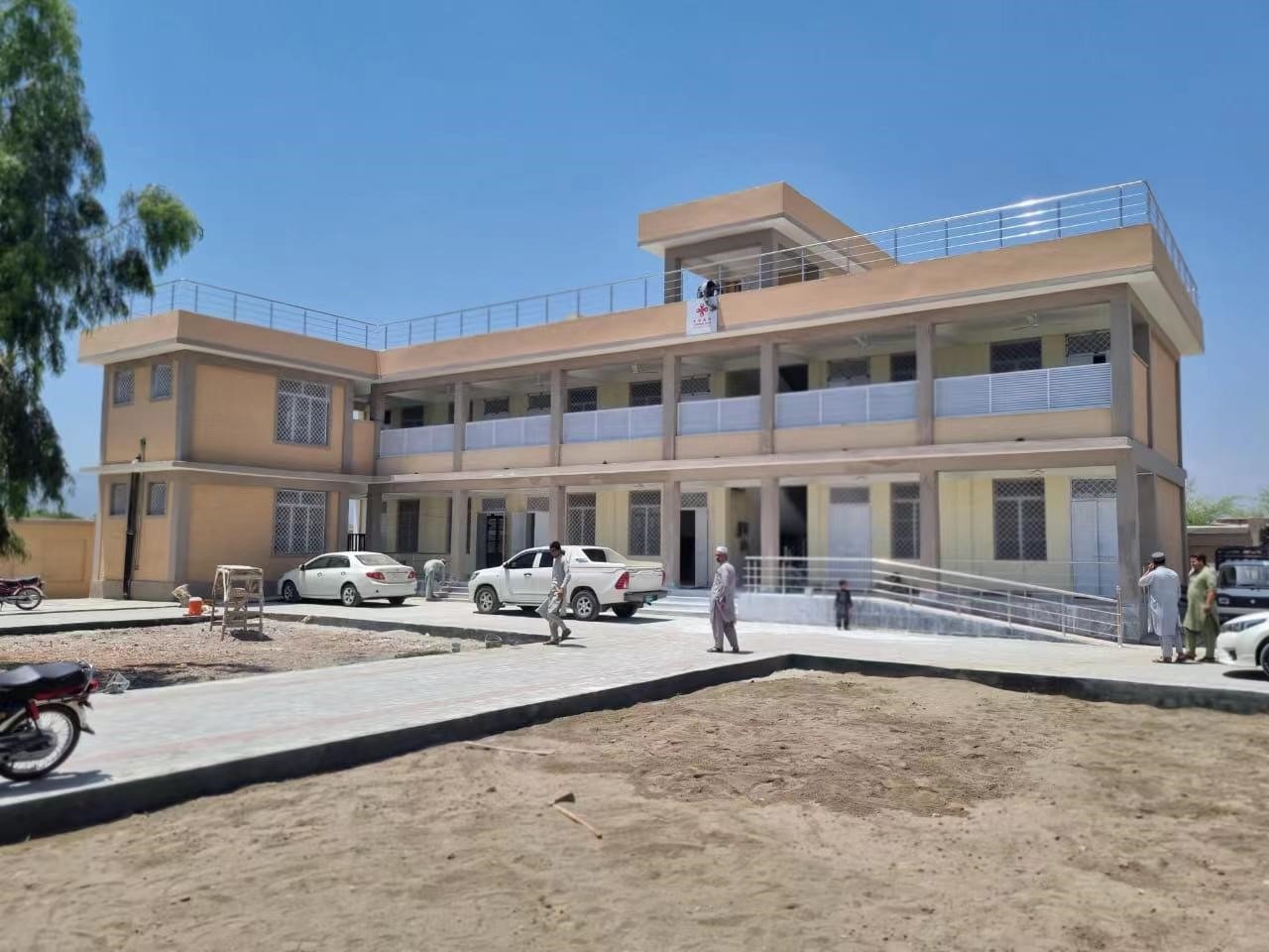 修建完成的新校舍。中鐵十七局集團供圖