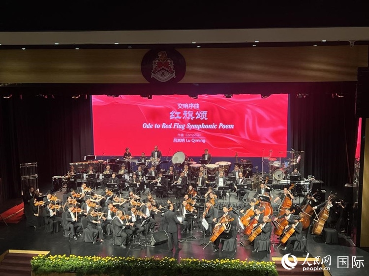 聯(lián)合音樂會現(xiàn)場演奏交響序曲《紅旗頌》。人民網(wǎng)記者 張矜若攝