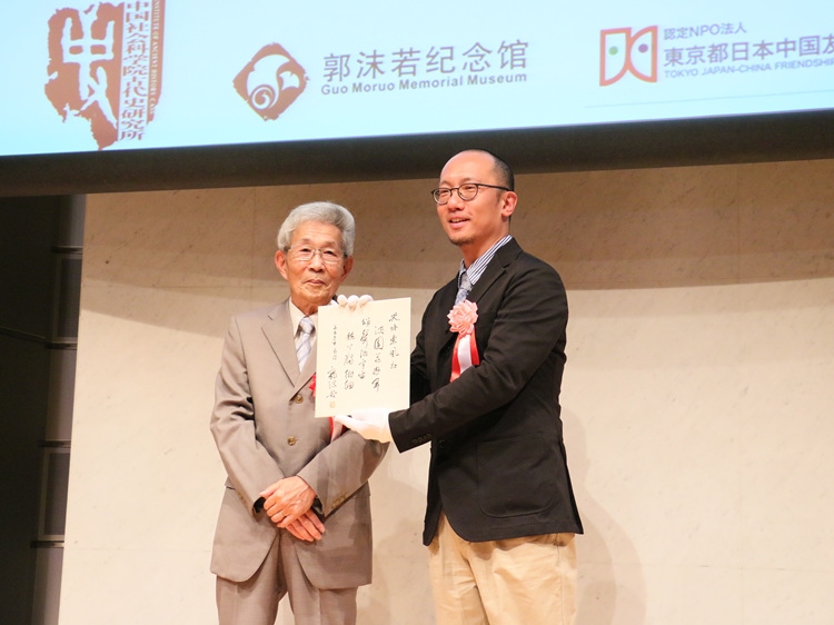 坂田昌一之子坂田文彥（左一）向郭沫若紀(jì)念館捐獻(xiàn)郭沫若致坂田昌一手跡。人民網(wǎng) 許可攝