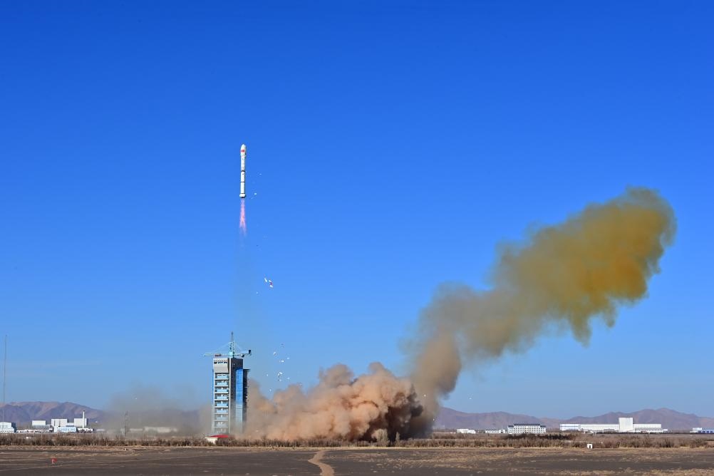2023年12月4日，中國在酒泉衛(wèi)星發(fā)射中心使用長征二號丙運(yùn)載火箭，成功將援埃及二號衛(wèi)星發(fā)射升空，衛(wèi)星順利進(jìn)入預(yù)定軌道，發(fā)射任務(wù)獲得圓滿成功。新華社發(fā)（汪江波 攝）