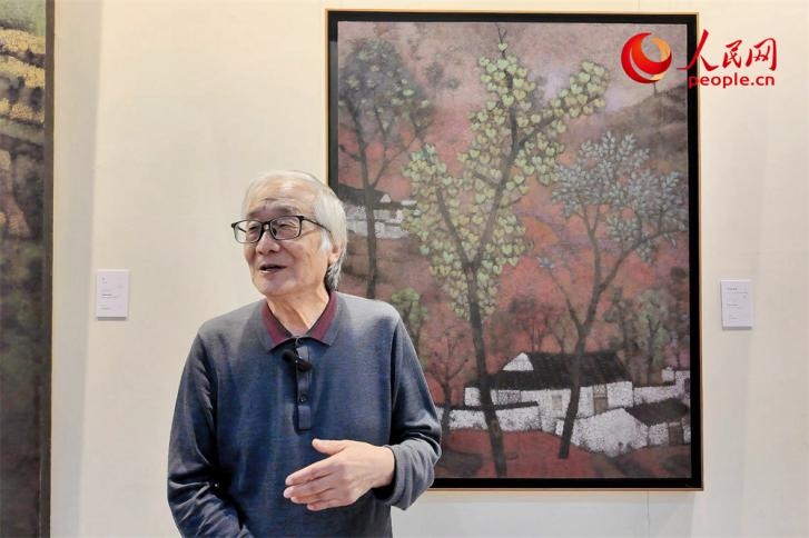中央文史研究館書畫院院部委員、清華大學(xué)吳冠中藝術(shù)研究中心副主任王秦生正在接受人民網(wǎng)的采訪。人民網(wǎng)記者 劉微攝