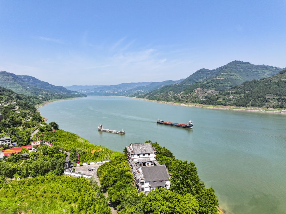 長(zhǎng)江重慶萬(wàn)州段景象（2024年5月15日攝，無(wú)人機(jī)照片）。新華社記者 王全超 攝