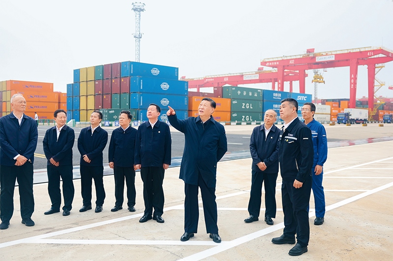 2024年5月22日至24日，中共中央總書記、國家主席、中央軍委主席習(xí)近平在山東考察。這是22日下午，習(xí)近平在日照港察看全自動(dòng)化集裝箱碼頭作業(yè)場景。 新華社記者 鞠鵬/攝