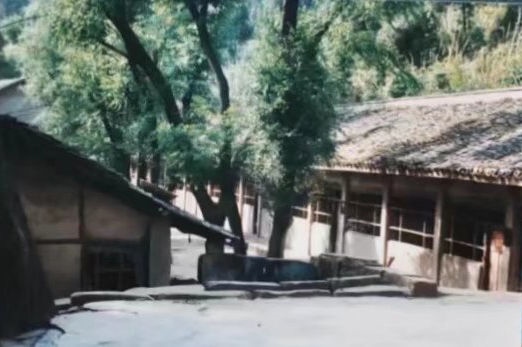 這是之江小學的前身——四川省南充市嘉陵區(qū)一所山區(qū)小學的校舍（資料照片翻拍）。