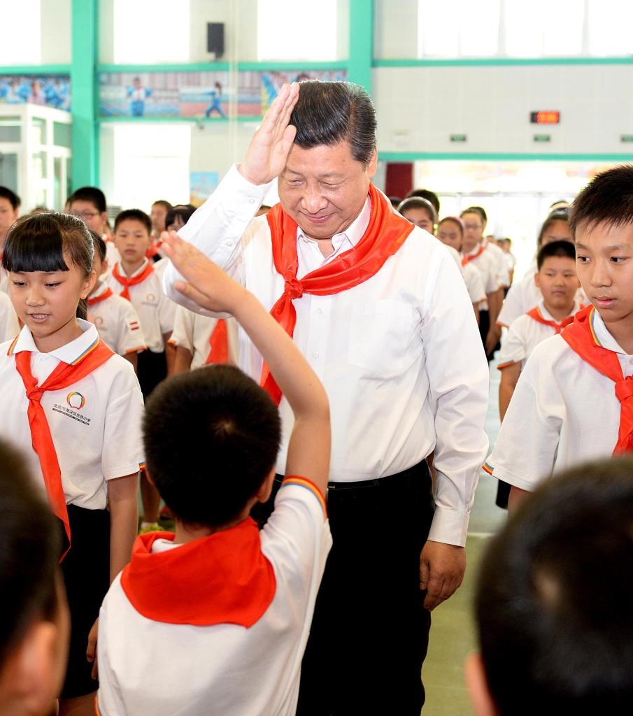 2014年5月30日，習(xí)近平總書記來到北京市海淀區(qū)民族小學(xué)，參加慶?！傲弧眹H兒童節(jié)活動。新華社記者 李濤 攝