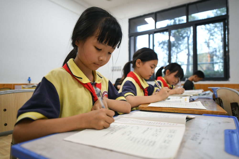5月30日，學生在之江小學“留守兒童之家”寫作業(yè)。