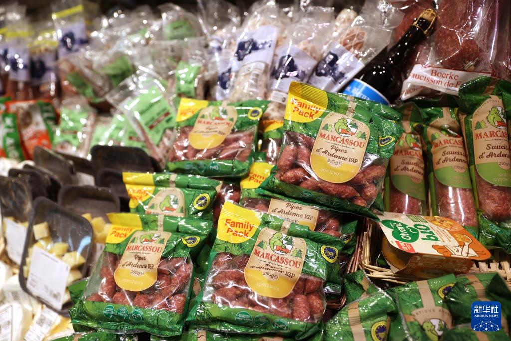 這是5月31日在比利時(shí)布魯塞爾一家超市拍攝的各類食品。新華社記者 趙丁喆 攝