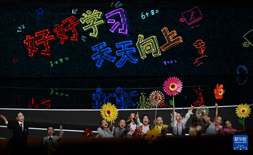 6月1日，演員在“我和祖國一起成長”主題演出活動中表演。新華社記者 金良快 攝