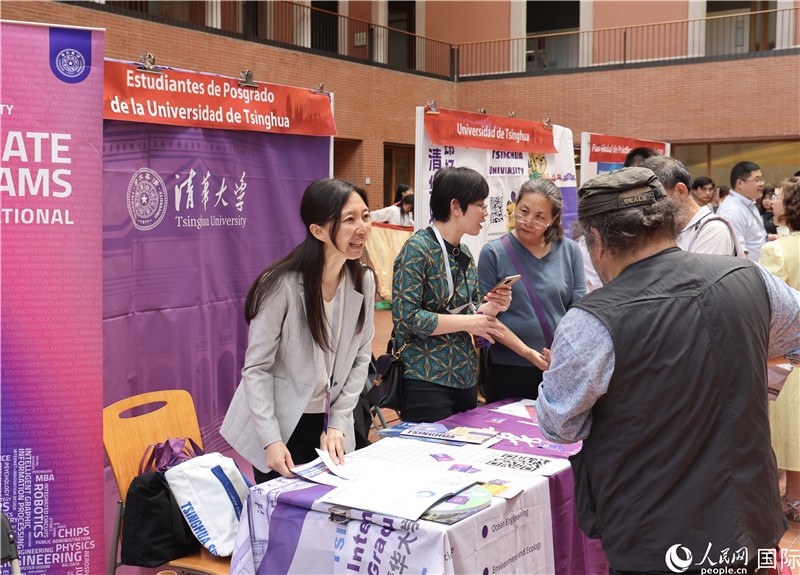 旅西華人華僑在展臺前咨詢。人民網(wǎng)記者 顏歡攝
