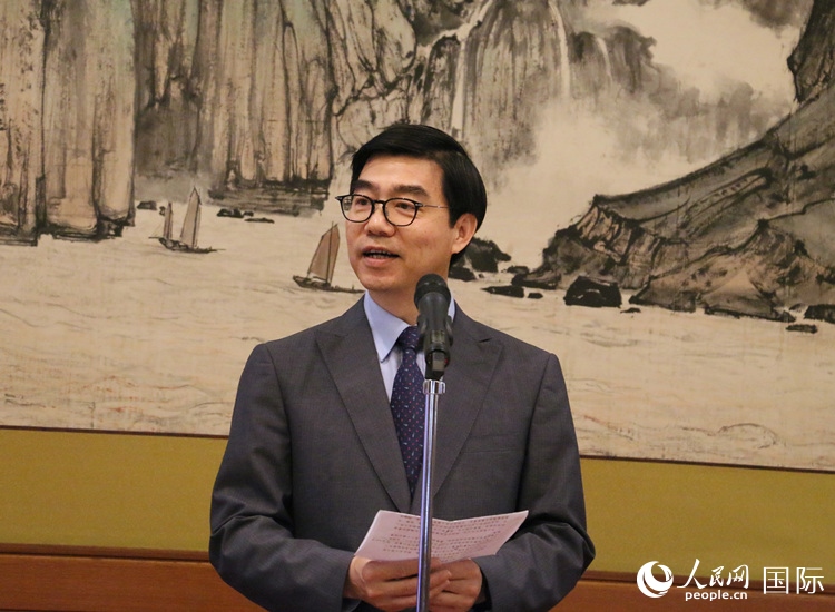 中國駐日本大使館施泳公使致辭。人民網(wǎng) 許可攝