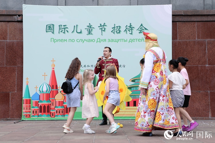 中俄兩國小朋友共同參與互動游戲。人民網(wǎng)記者 隋鑫攝