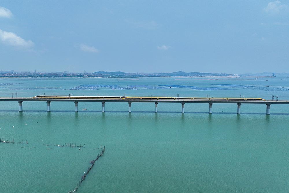 △2023年6月28日，CR450動(dòng)車組試驗(yàn)列車在湄洲灣跨海大橋交會(huì)運(yùn)行，單列最高運(yùn)行時(shí)速達(dá)到453公里。