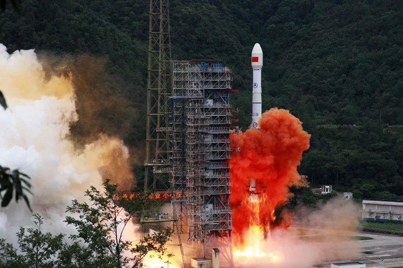 △2020年6月23日，我國(guó)北斗三號(hào)全球衛(wèi)星導(dǎo)航系統(tǒng)最后一顆組網(wǎng)衛(wèi)星在西昌衛(wèi)星發(fā)射中心點(diǎn)火升空。同年7月，北斗三號(hào)系統(tǒng)正式開通全球服務(wù)，“中國(guó)的北斗”真正成為“世界的北斗”。