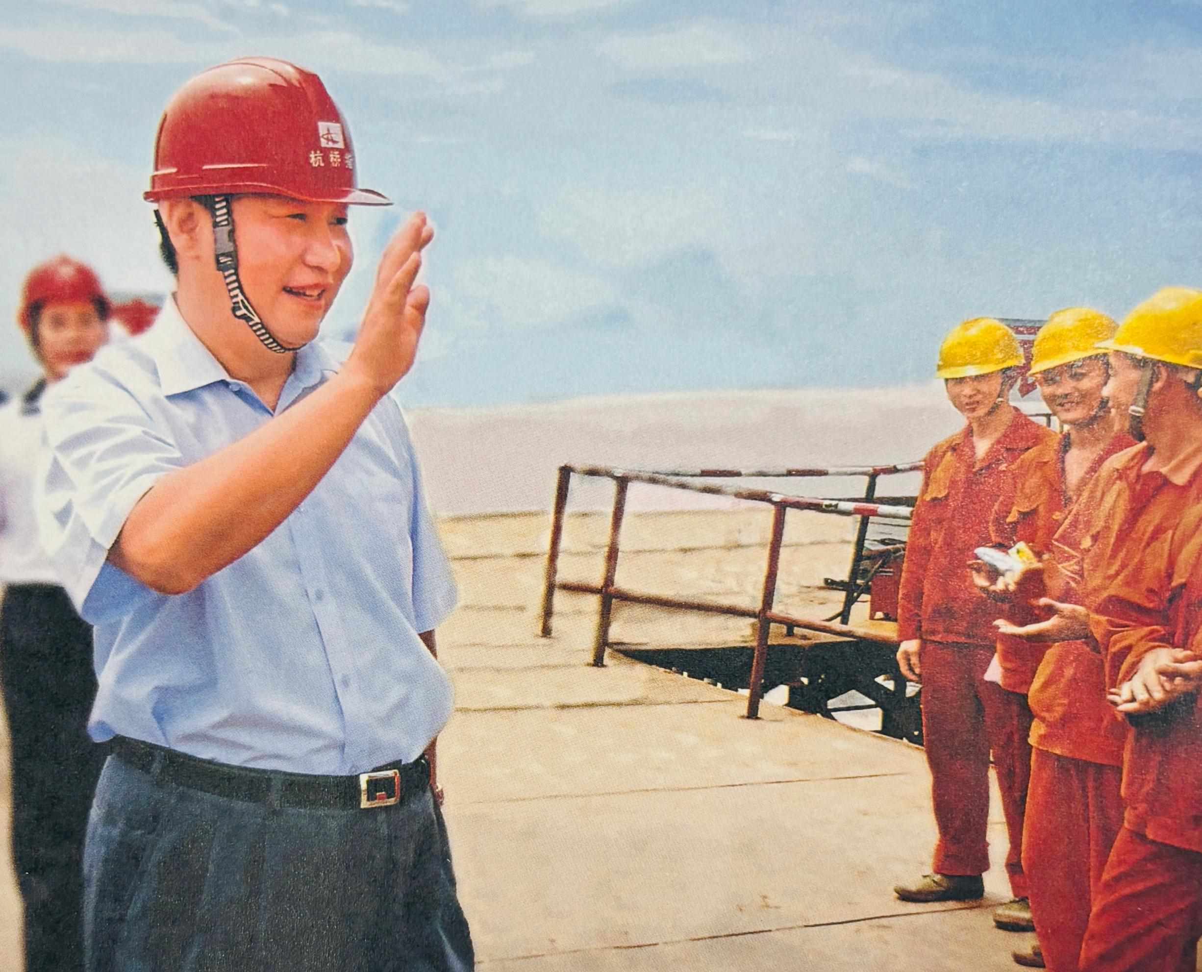 △2006年7月12日，習(xí)近平在杭州灣跨海大橋嘉興市海鹽段建設(shè)工地慰問(wèn)工人。