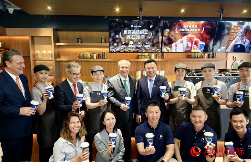 巴西副總統(tǒng)阿爾克明在北京某咖啡店推廣巴西咖啡。人民網(wǎng)記者 符園園攝