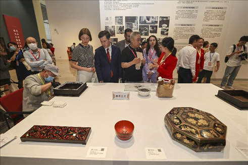 2023年5月28日，北京，推光漆器匠人為駐華使節(jié)展示技藝。