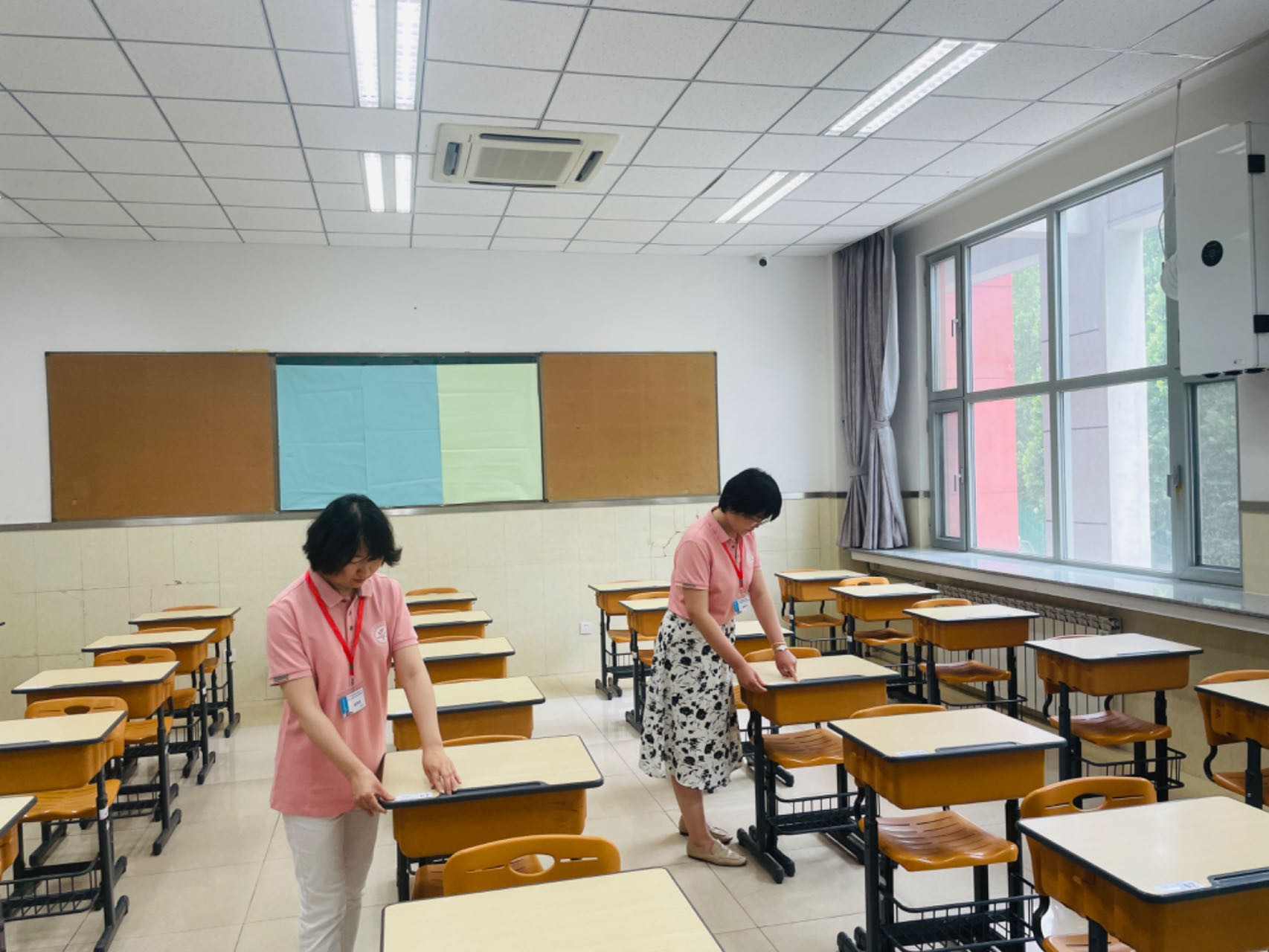6月6日，北京市海淀區(qū)北航實驗學校中學部考點內，學校教師做好考前籌備工作。人民網記者 李依環(huán)攝
