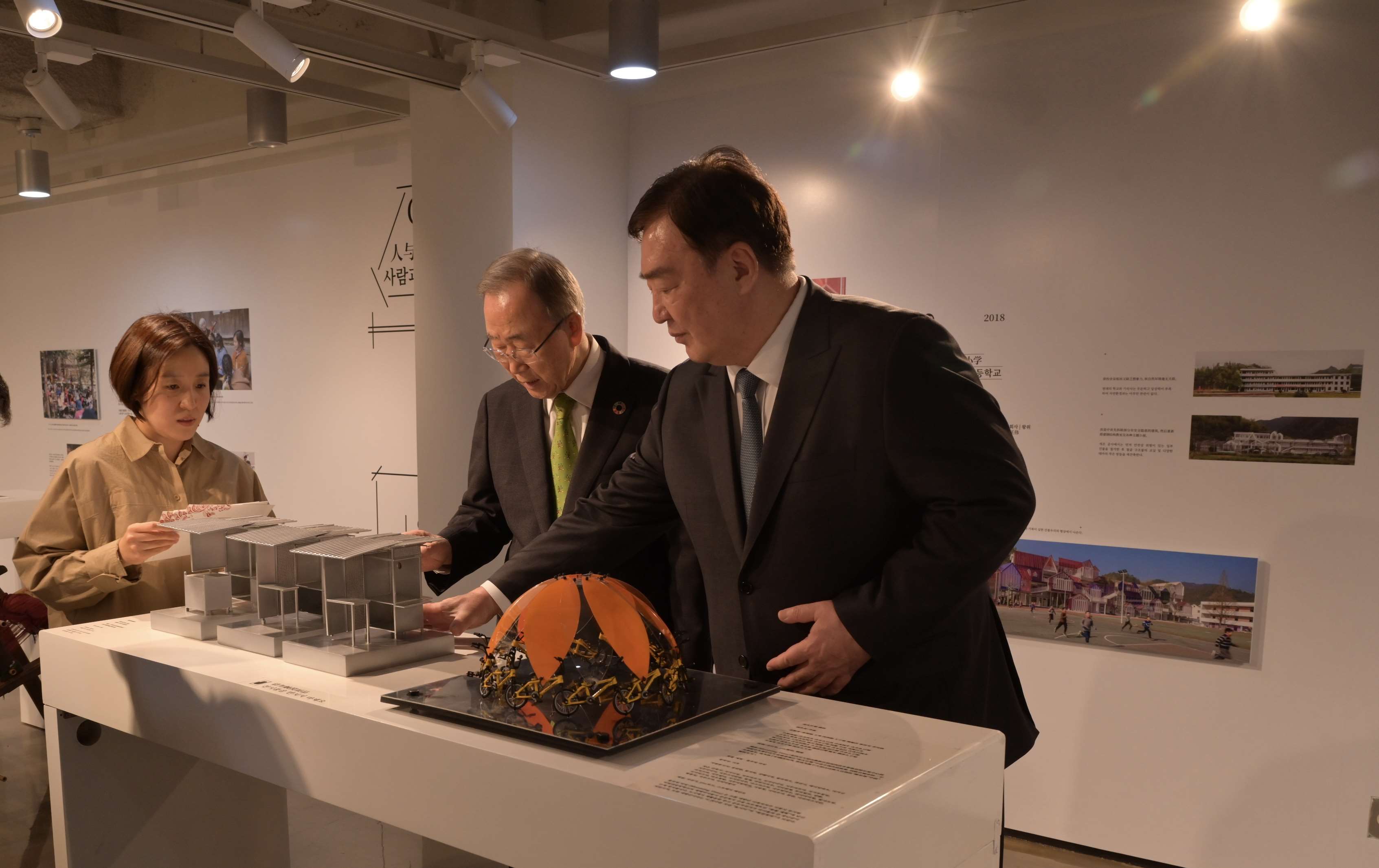 邢海明（右一）與潘基文共同參觀《自然生活傳承——美麗中國(guó)特展》。首爾中國(guó)文化中心供圖