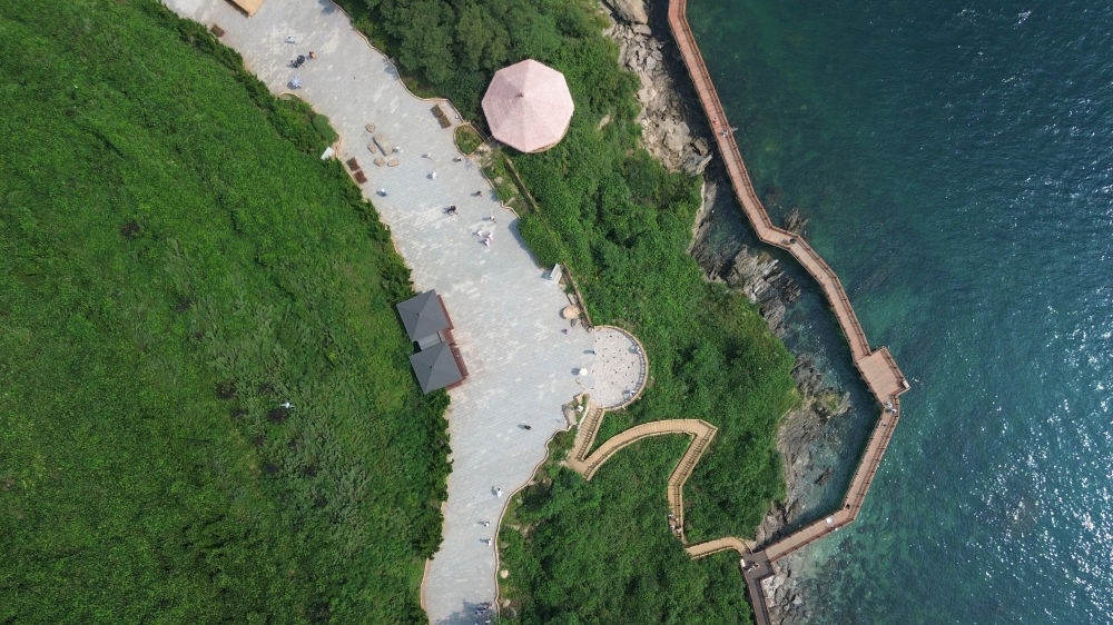 2023年8月16日，長?？h小長山島小水口森林公園一角（無人機(jī)照片）。新華社記者 陳為 攝
