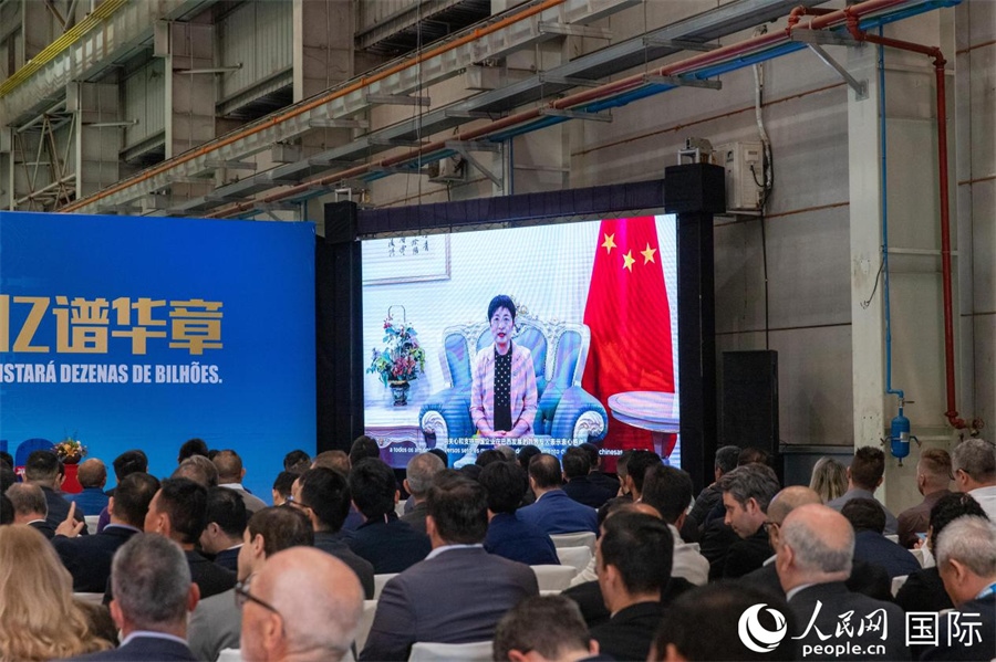 中國駐里約熱內(nèi)盧總領(lǐng)事田敏在視頻致辭中表示，中國是米納斯吉拉斯州第一大貿(mào)易伙伴和重要投資來源國。近年來，雙方在貿(mào)易投資、科技創(chuàng)新、裝備制造、人文交流等領(lǐng)域開展了富有成果的合作。 人民日報(bào)社拉美中心分社 威廉·科埃略·維亞納攝