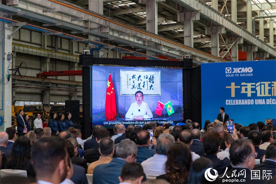 徐工集團(tuán)、徐工機(jī)械董事長楊東升在視頻致辭中表示，徐工作為中國工程機(jī)械的排頭兵，堅(jiān)定不移實(shí)施國際化主戰(zhàn)略，投資運(yùn)營的徐工巴西制造基地成為見證中巴友誼的標(biāo)桿示范。 人民日報(bào)社拉美中心分社 威廉·科埃略·維亞納攝