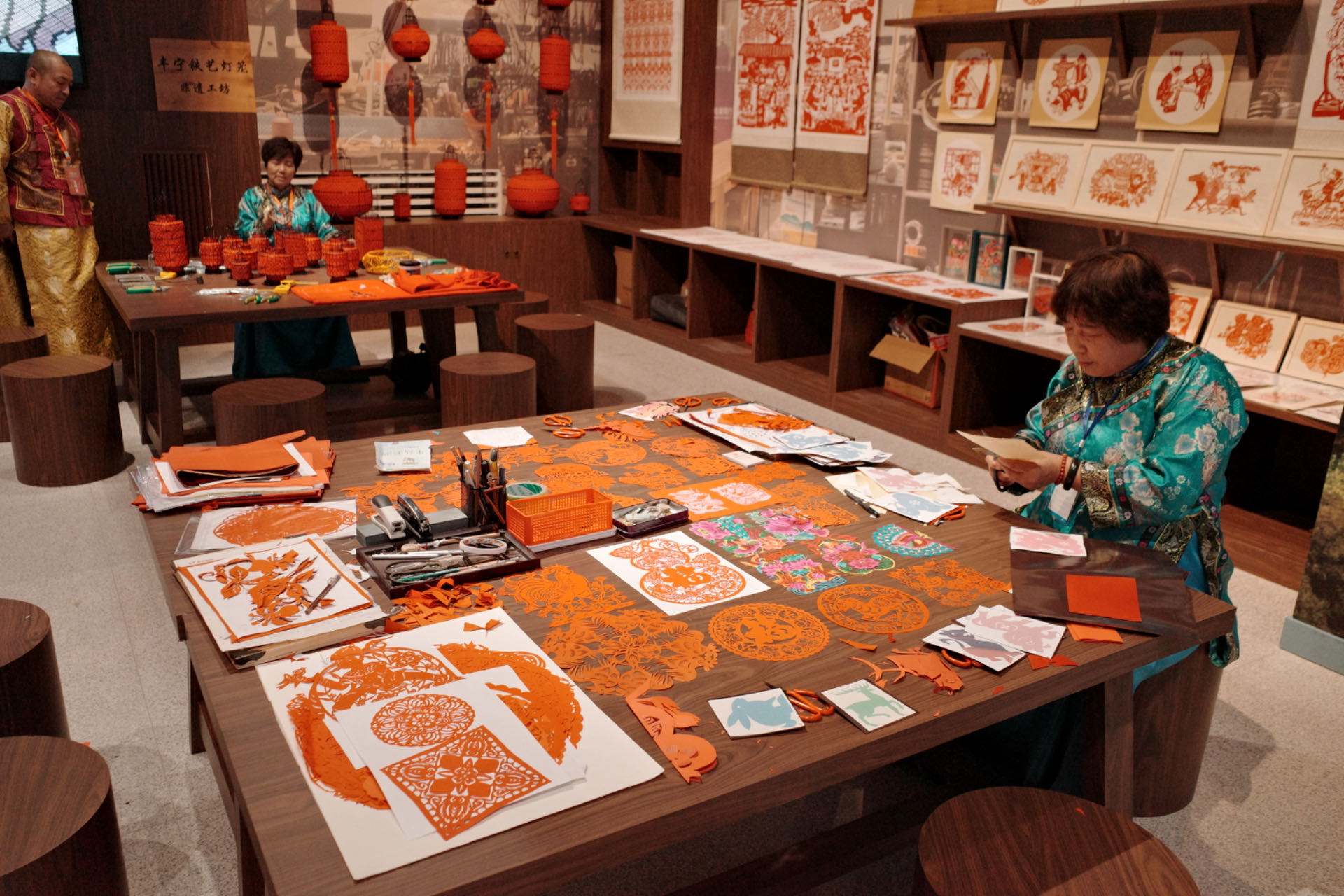 “氣象萬(wàn)千——中國(guó)非遺保護(hù)實(shí)踐主題展”上，非遺傳承人現(xiàn)場(chǎng)展示。人民網(wǎng)記者 劉微攝