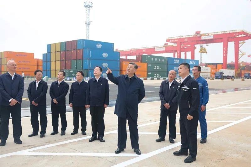 2024年5月22日，習(xí)近平總書記在山東日照港察看全自動(dòng)化集裝箱碼頭作業(yè)場(chǎng)景。