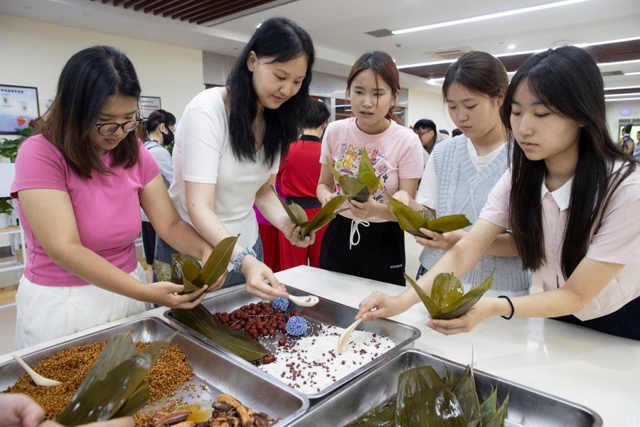 2024年6月1日，海峽兩岸青年學(xué)生在華東師范大學(xué)包粽子、做香囊，體驗(yàn)傳統(tǒng)文化。