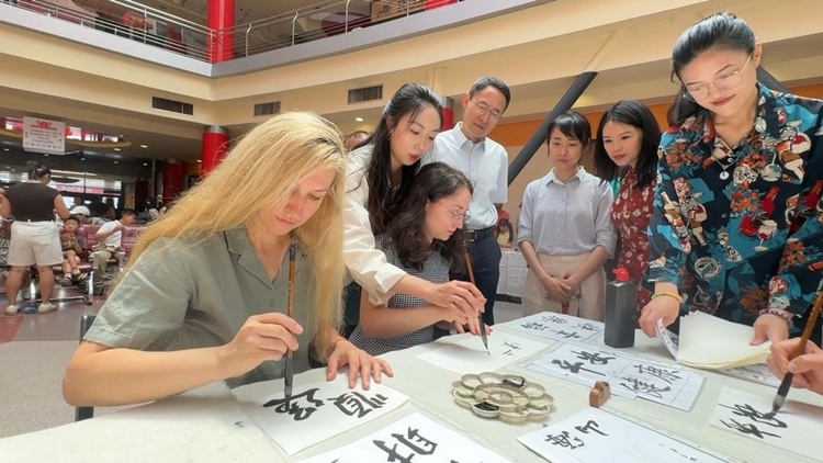 羅馬尼亞友人在活動現(xiàn)場學寫漢字。中國駐羅馬尼亞大使館領僑處供圖