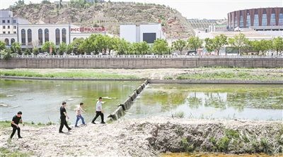  工作人員在內(nèi)蒙古呼和浩特市清水河縣城關(guān)鎮(zhèn)清水河河道巡查。新華社記者 貝赫攝