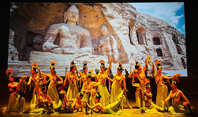 展演現(xiàn)場，同學(xué)們在表演節(jié)目《云岡飛天印象》。校方供圖