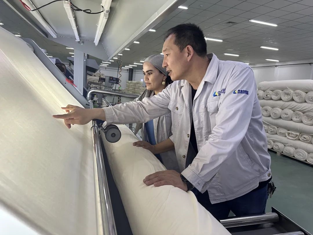 中方技術人員正在指導當?shù)毓と?。屈佩攝