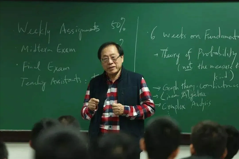 △姚期智為清華大學(xué)學(xué)生授課。