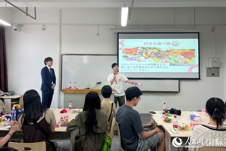 中日大學(xué)生交流討論。人民網(wǎng)記者 陳思攝