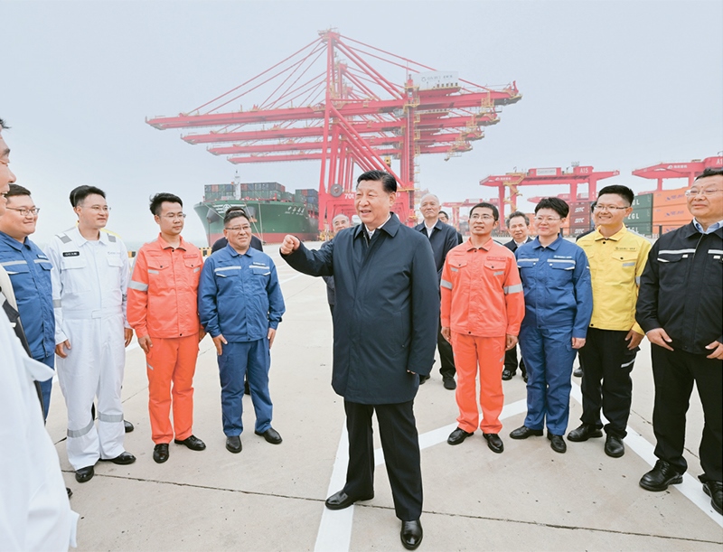 2024年5月22日至24日，中共中央總書(shū)記、國(guó)家主席、中央軍委主席習(xí)近平在山東考察。這是22日下午，習(xí)近平在日照港親切慰問(wèn)港口科技工作者、運(yùn)營(yíng)人員、航運(yùn)人員。 新華社記者 謝環(huán)馳/攝