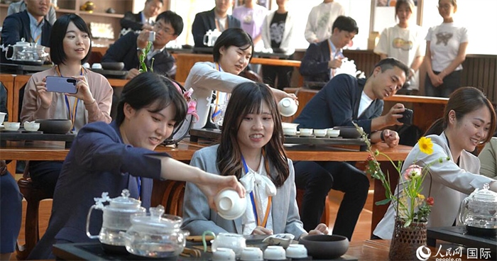 日本創(chuàng)價(jià)學(xué)會青年代表團(tuán)在新疆師范大學(xué)體驗(yàn)中國茶藝。人民網(wǎng)記者 張麗婭攝