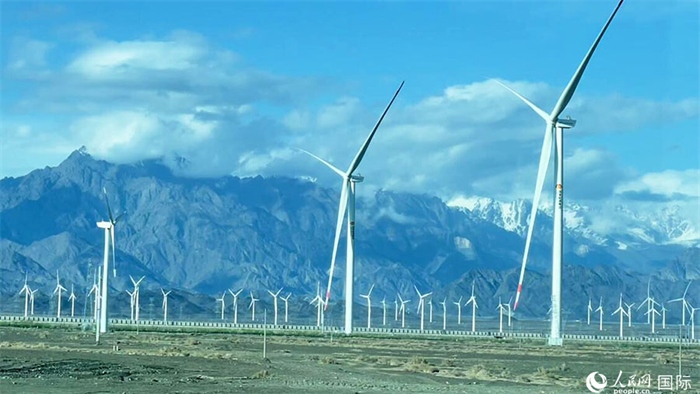 從烏魯木齊到吐魯番沿途的風(fēng)力發(fā)電設(shè)備。人民網(wǎng)記者 張麗婭攝