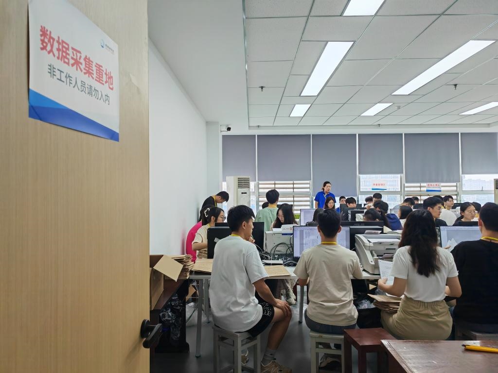 6月13日，在重慶市西南大學(xué)評卷點(diǎn)，工作人員正在進(jìn)行試卷掃描工作。新華社記者 周思宇 攝
