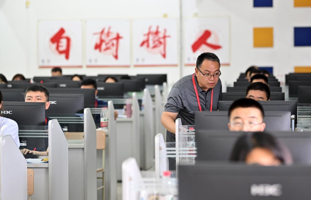 6月14日，評卷教師在天津師范大學(xué)評卷點(diǎn)評卷。新華社記者 李然 攝