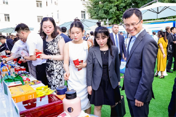 與會(huì)嘉賓參觀品鑒上合組織農(nóng)業(yè)基地特產(chǎn)。主辦方供圖
