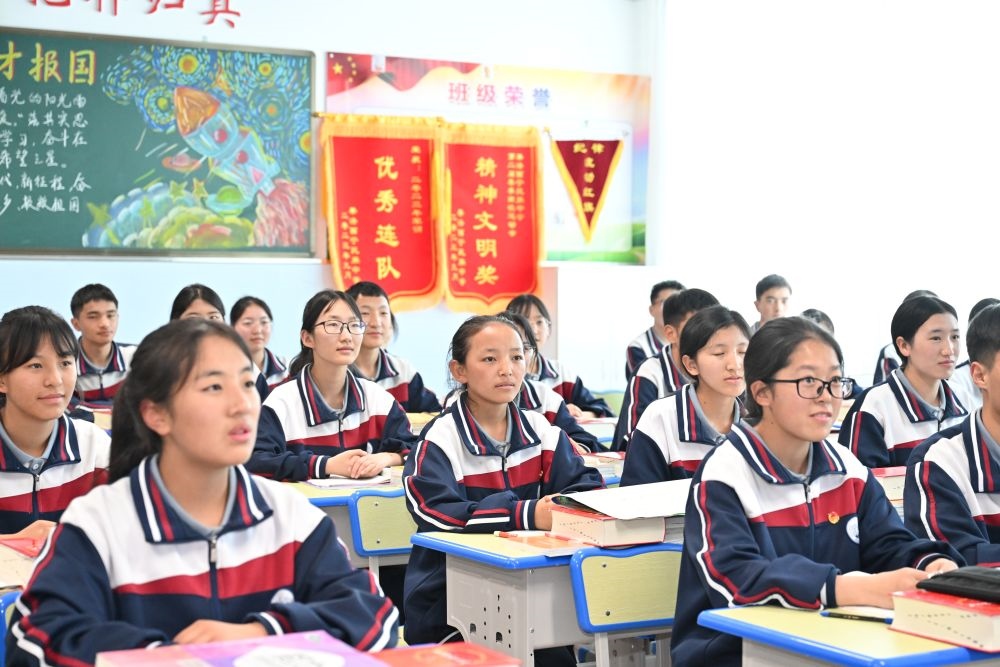 2024年6月18日，果洛西寧民族中學學生在上課。